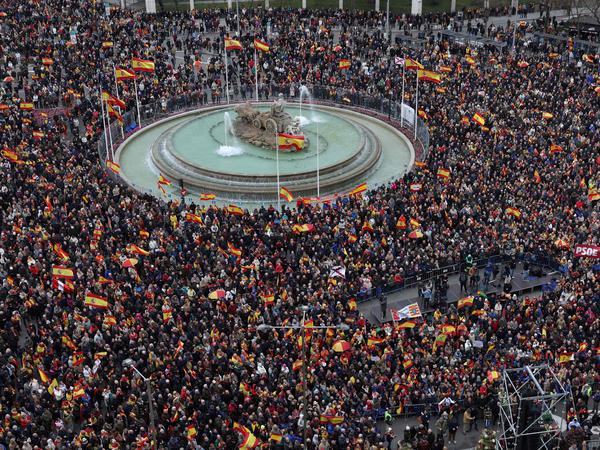 Tausende protestieren in Madrid gegen das Amnestiegesetz. 
