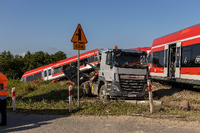 Der Zug nach Berlin stieß am Donnerstagmorgen an einem Bahnübergang in dem Dorf Kolbaskowo mit einem Lastwagen zusammen.