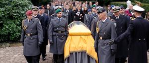 Soldaten begleiten nach dem Gottesdienst bei der Trauerfeier für Wolfgang Schäuble den Sarg auf dem Weg zum Friedhof in Offenburg.