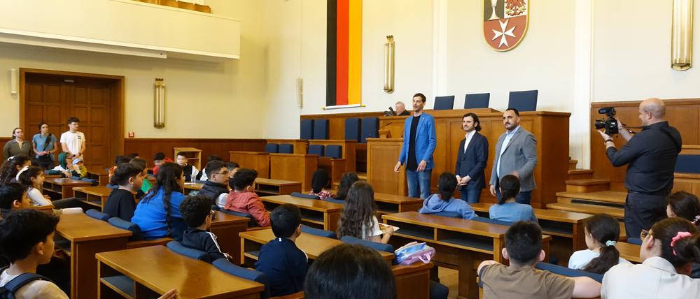 Treffen im Bezirksamt Neukölln: eine israelische Delegation und Schüler der Deutsch-Arabischen Schule.