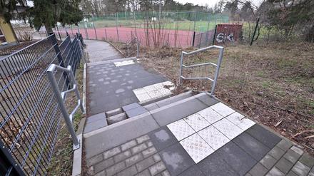 Zum Sportplatz und zur Inklusionsschule in Groß Glienicke kommt man nur über Treppen.