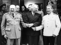 Das Foto vom Juli 1945 zeigt (v.l.) den britischen Premierminister Winston Churchill, den amerikanischen Präsidenten Harry S. Truman und den sowjetischen Regierungschef Josef Stalin während der Postdamer Konferenz vor Schloss Cecilienhof.