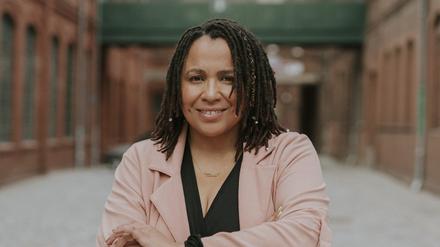 Tupoka Ogette ist Autorin des Bestsellers „exit RACISM: rassismuskritisch Denken lernen“. 2022 veröffentlichte sie ihr zweites Buch. „UND JETZT DU. Rassismuskritisch leben“. 
