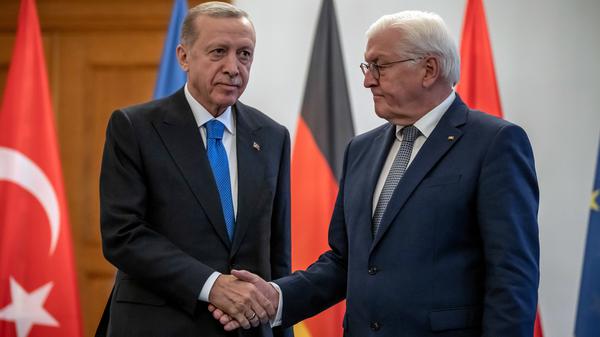 Bundespräsident Steinmeier begrüßt den türkischen Präsidenten Erdoğan bei dessen Berlin-Besuch am 17. November 2023.