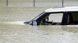 17.04.2024, Vereinigte Arabische Emirate, Dubai: Ein Geländewagen steht im Hochwasser.