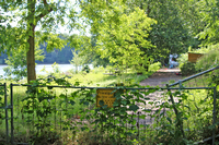 Der Uferweg am Griebnitzsee ist seit Jahren von Anwohnern versperrt.