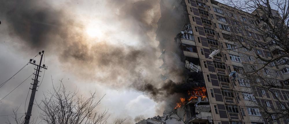 Awdijiwka in der Ukraine: Ein Gebäude mit mehreren Geschäften brennt nach einem Luftangriff.