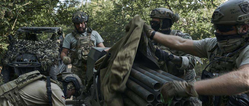 20.08.2023, Ukraine, Bachmut: Ukrainische Soldaten der 28. Brigade bereiten ein Mini-Mehrfachraketen-System an der Frontlinie in der Nähe von Bachmut vor. Foto: LIBKOS/AP/dpa +++ dpa-Bildfunk +++