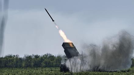 Ein Grad-Mehrfachraketenwerfer der ukrainischen Armee feuert Raketen auf russische Stellungen an der Frontlinie in der Nähe von Bachmut.