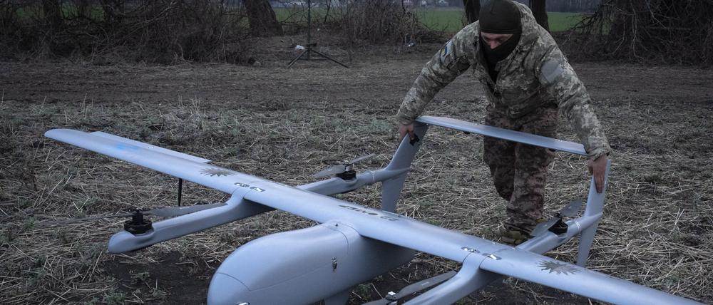 Ein ukrainischer Soldat der 22. mechanisierten Brigade bereitet den Start einer Mittelstrecken-Drohne Poseidon H10 an der Front in der Nähe von Bachmut in der Region Donezk vor.