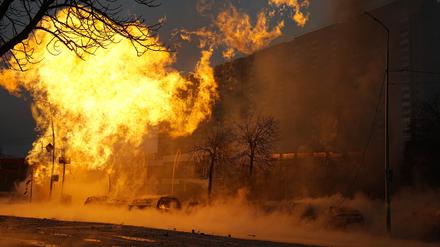 dpatopbilder - 02.01.2024, Ukraine, Kiew: Flammen und Rauch steigen nach einem russischen Angriff auf. Die ukrainische Hauptstadt Kiew ist Ziel eines schweren russischen Raketenangriffs geworden. Foto: Efrem Lukatsky/AP/dpa +++ dpa-Bildfunk +++