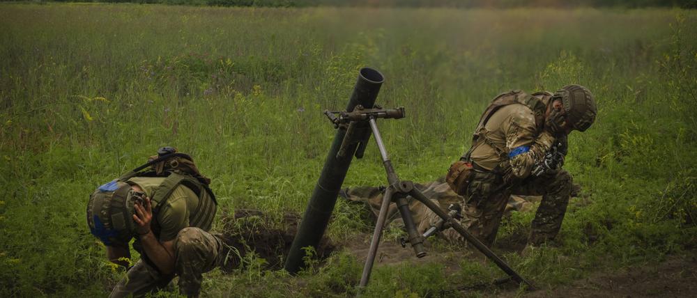 24.06.2023, Ukraine, Saporischschja: Ukrainische Soldaten feuern auf russische Stellungen an der Frontlinie. Foto: Efrem Lukatsky/AP/dpa +++ dpa-Bildfunk +++