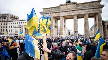 Tausende folgten am Mittag dem Aufruf des Vereins Vitsche zur Solidaritätsdemonstration für die Ukraine am Brandenburger Tor in Berlin.