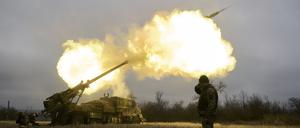 Ukrainische Soldaten feuern in Awdijiwka eine Haubitze auf russische Stellungen. Das Archivbild stammt von Dezember 2022. 