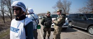 OSZE-Vertreter in weißen Westen im Donbass.