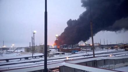 Rauch steigt nach einem Angriff auf eine Raffinerie in Ryazan auf.