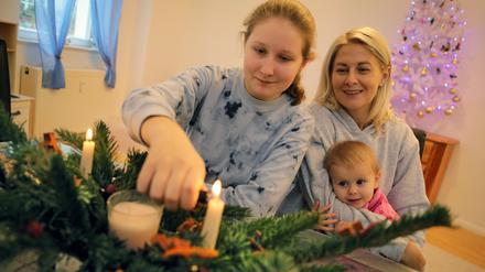 Anna Haponiuk (40) mit Ihren Töchtern Daria (14) und Nika (1) feiern Weihnachten in Potsdam