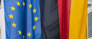 Eine Europa- und eine Deutschlandflagge.
