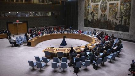 Eine Gesamtansicht zeigt die Sitzung des Sicherheitsrates im Hauptquartier der Vereinten Nationen.  