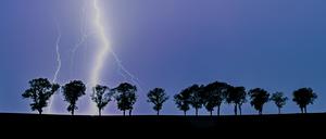 Ein Blitz eines Gewitters erhellt den Nachthimmel über der Landschaft im Osten des Landes.