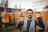 Christoph Sterz vor zwei Bienenstöcken im Jugendtreff.