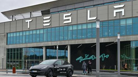 Ein Elektrofahrzeug vom Typ Tesla Model Y steht vor der Tesla Gigafactory Berlin-Brandenburg. Der US-Elektroautobauer Tesla lehnt die Forderung einer Tarifbindung kategorisch ab.