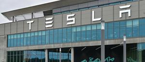 Ein Elektrofahrzeug vom Typ Tesla Model Y steht vor der Tesla Gigafactory Berlin-Brandenburg. Der US-Elektroautobauer Tesla lehnt die Forderung einer Tarifbindung kategorisch ab.