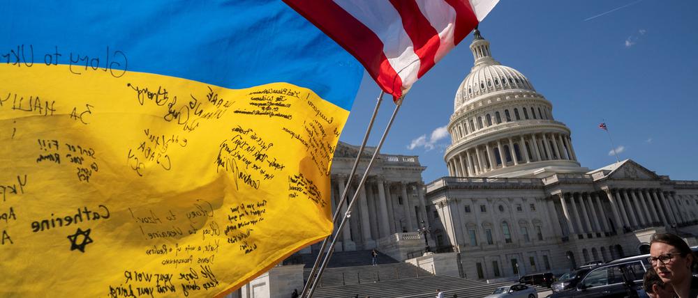 Ukraine-Unterstützer stehen vor dem Kapitol.