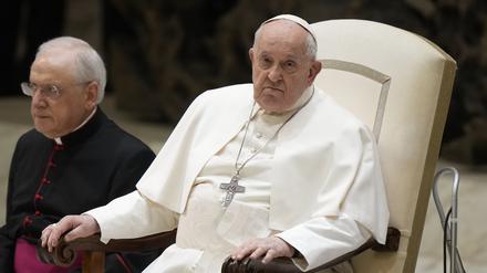 Vatikan, Vatikanstadt: Papst Franziskus sitzt in einem Stuhl bei seiner wöchentlichen Generalaudienz in der Halle Paul VI. im Vatikan.