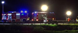 Die Feuerwehr leuchtete den Fundort und das Auto, in dem die getötete Lehrerin lag, aus.