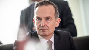 Volker Wissing (FDP), Bundesminister für Verkehr und Digitales, wartet auf den Beginn der wöchentlichen Kabinettssitzung im Bundeskanzleramt. 