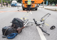 Ein Fahrrad liegt nach einem Verkehrsunfall auf der Straße. 