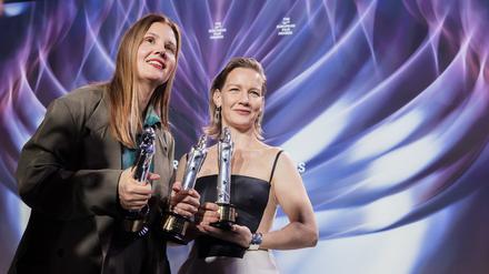 Sandra Hüller (rechts) und ihre Regisseurin Justine Triet, die für „Anatomie eines Falls“ die den Regie- und den Drehbuchpreis gewann.