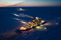 Das Versorgungsschiff  "Kapitan Dranitsyn" (vorne) erreichte im Februar das Forschungsschiff "Polarstern" (im Hintergrund). 