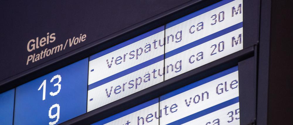 Auf einer Anzeigetafel am Hauptbahnhof werden bei mehreren Zugverbindungen Verspätungen angezeigt.