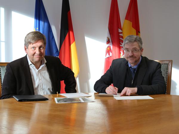 Oberbürgermeister Mike Schubert (rechts) und Inselbühnen-Leiter Kaspar von Erffa haben den Nutzungsvertrag der Inselbühne unterschrieben.