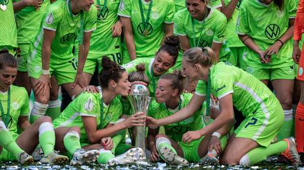 Die Wolfsburgerinnen wollen vor Rekordkulisse ihren Titel verteidigen.