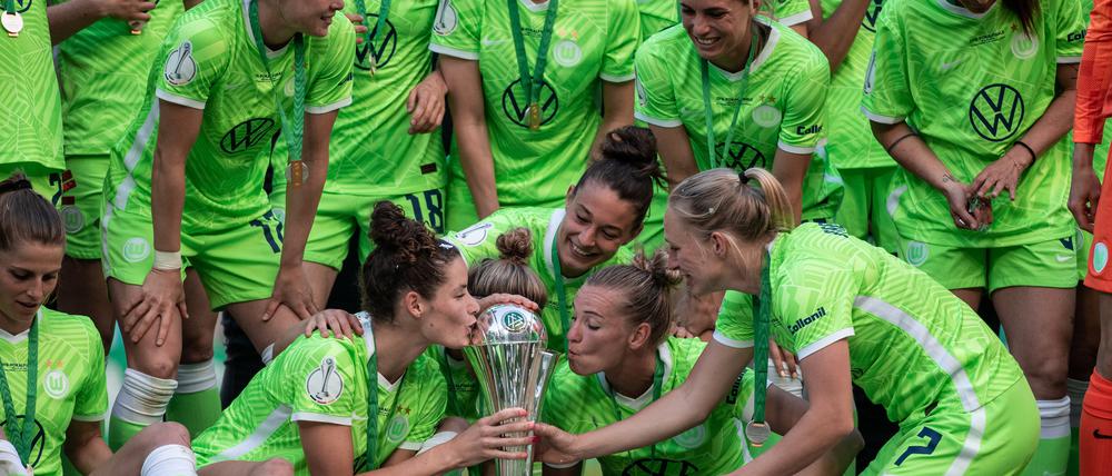 Die Wolfsburgerinnen wollen vor Rekordkulisse ihren Titel verteidigen.