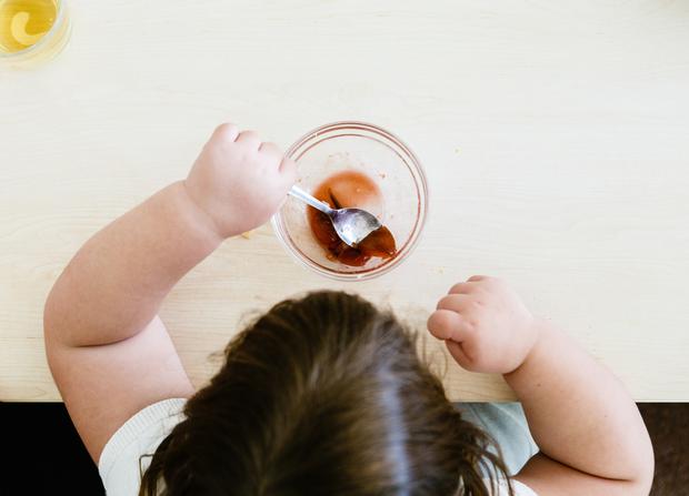 Viele Kinder aßen in der Pandemie mehr beziehungsweise bewegten sich merklich weniger – und Übergewicht gilt als einer der wichtigsten Faktoren für eine früh einsetzende Pubertät.