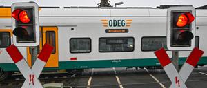 Der Regionalexpress RE1 der Ostdeutschen Eisenbahngesellschaft (Odeg) fährt am Bahnhof Jacobsdorf in Richtung Frankfurt (Oder) an einer geschlossenen Schranke vorbei. 