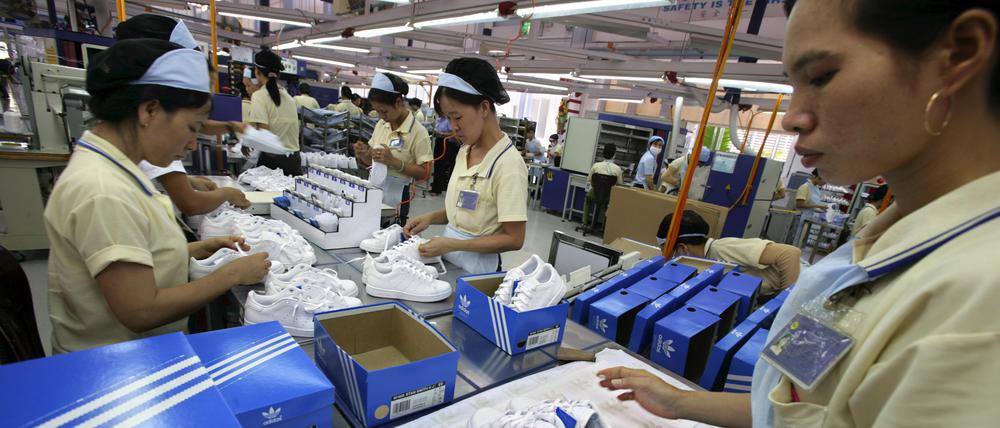 Adidas in Vietnam war einmal der letzte Schrei. Sneaker-Verpackung in Ho-Chi-Minh-Stadt 2007. Inzwischen zählt „Made in Germany“ für den Konzern wieder mehr.