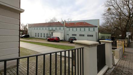 Villa Adlon in Potsdam Neu Fahrland. In ein Nebengbäude ist der regionale Radiosender "BHeins" gezogen.