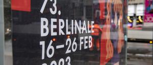 ARCHIV - 30.01.2023, Berlin: Eine Werbetafel am Potsdamer Platz weist auf die 73. Berlinale hin, die vom 16. bis 26. Februar 2023 in Berlin stattfindet. Foto: Paul Zinken/dpa +++ dpa-Bildfunk +++
