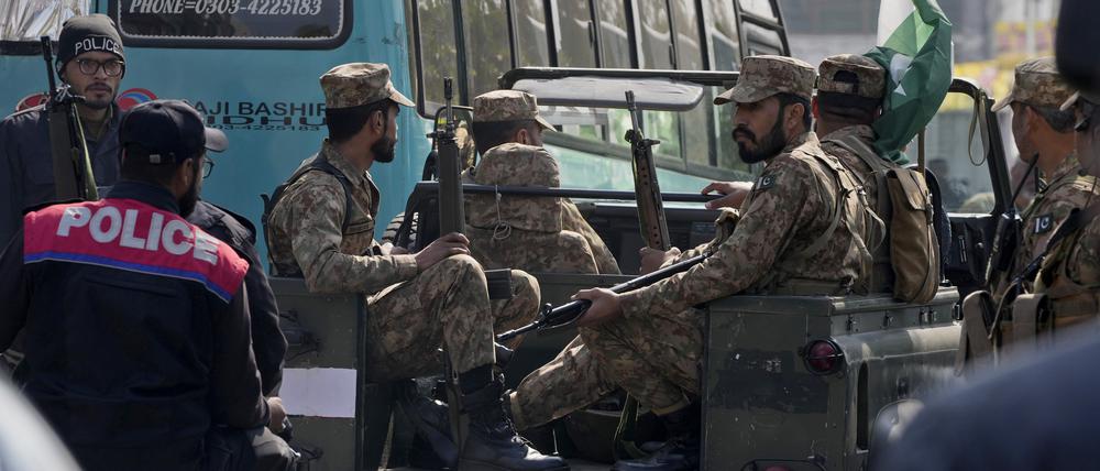 Soldaten fahren in der Nähe eines Zentrums zur Verteilung von Wahlmaterial, um die Sicherheit vor den Parlamentswahlen am Donnerstag zu gewährleisten. Am Mittwoch hat es mehrere tödliche Anschläge gegeben. 