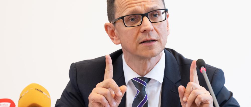 Jörg Müller, neuer Leiter des Verfassungsschutzes in Brandenburg, spricht während der Pressekonferenz zu seiner Vorstellung im Innenministerium.