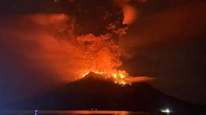 17.04.2024, Indonesien, Sangihe-Inseln: Lava glüht im Krater des Vulkans Ruang.
