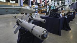23.08.2023, Iran, Teheran: Im Inland gebaute Drohnen und Waffen werden in einer Ausstellung auf einem Militärgelände des Verteidigungsministeriums gezeigt. Foto: Vahid Salemi/AP/dpa +++ dpa-Bildfunk +++