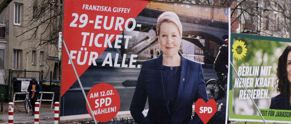 Wahlplakat der SPD mit Franziska Giffey und von Bündnis 90 / Die Grünen mit Bettina Jarasch in Kreuzberg zur Wiederholungswahl zum Berliner Abgeordnetenhaus.