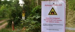Ein Warnhinweis hängt im Naturschutzgebiet des ehemaligen Truppenübungsgelände bei Jüterbog.
