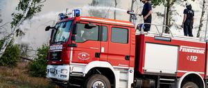 Einsatzkräfte der Feuerwehr bekämpfen in einem Waldstück nahe Jüterbog das Feuer. Auffrischender Wind hat den Waldbrand in einem mit Munition belasteten Waldgebiet südlich von Berlin angefacht und die betroffene Fläche auf 326 Hektar mehr als verdoppelt. +++ dpa-Bildfunk +++